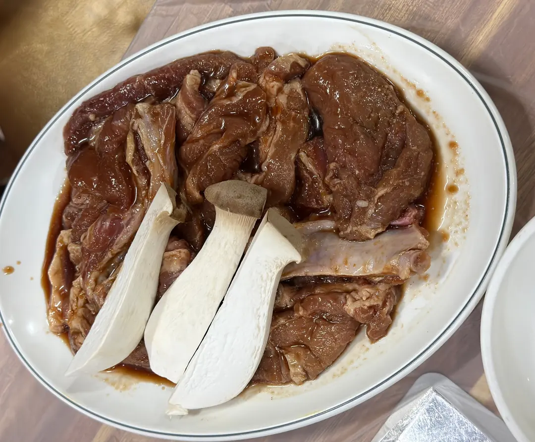 คาลบีหมูดำหมักซอส