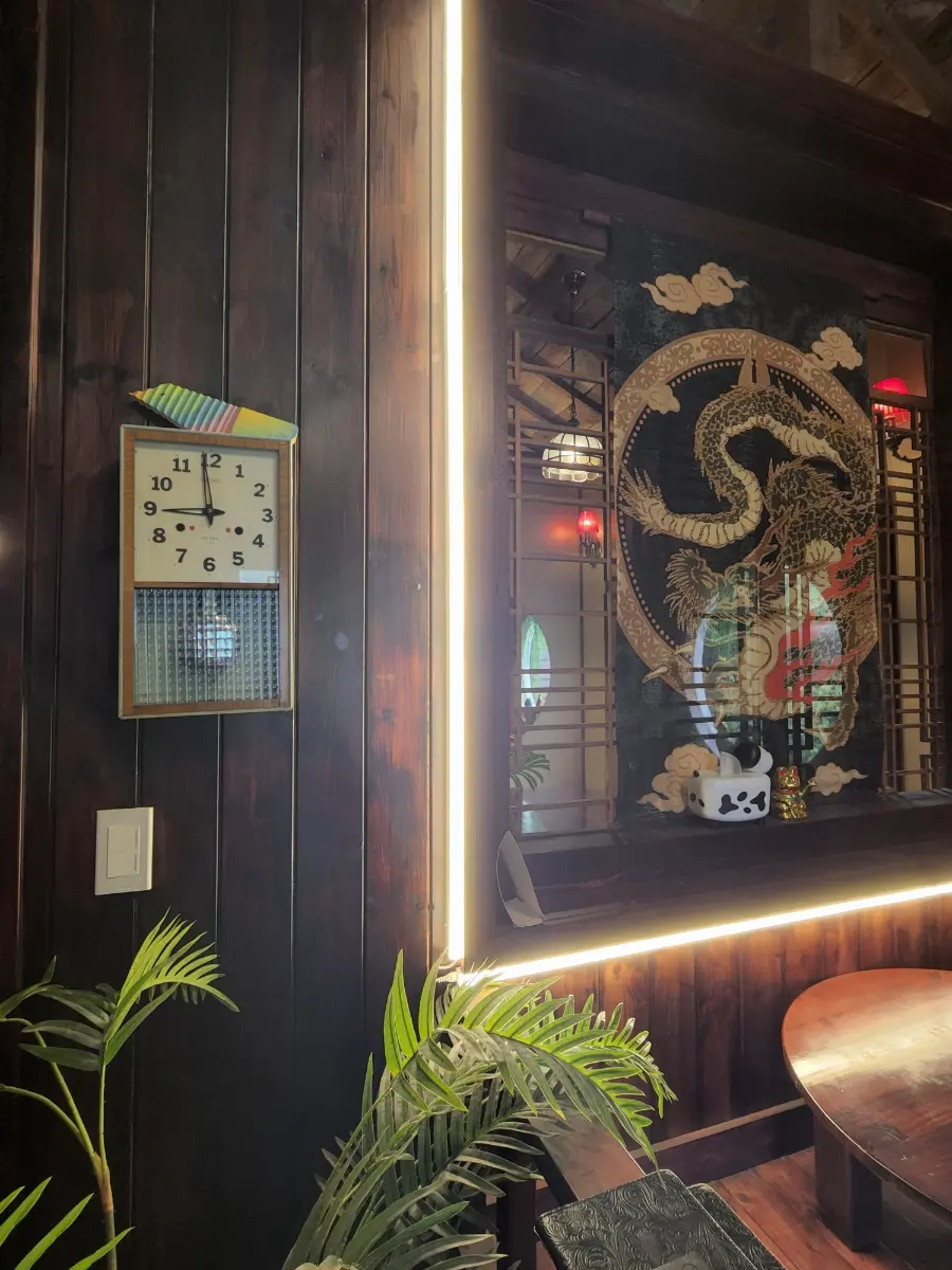 Moonso Seating Area