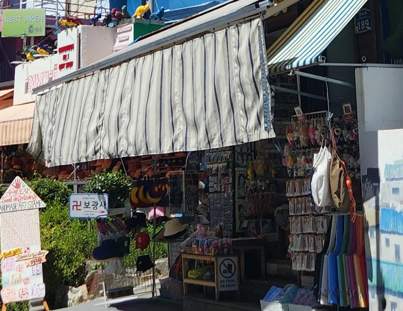 Artistic crafts and souvenirs