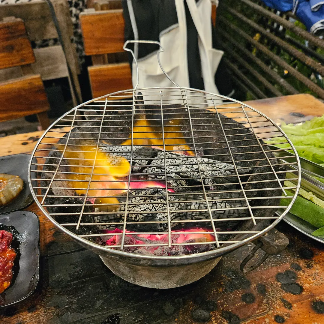Grilling meat on hot stone