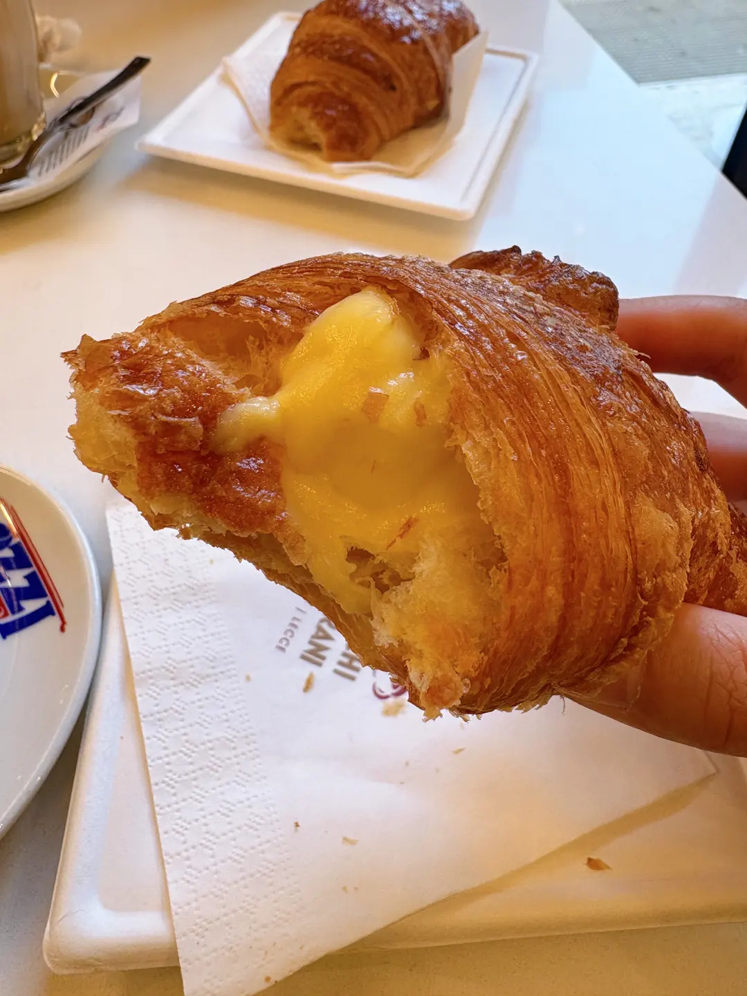 切開的奶油可頌,內餡飽滿