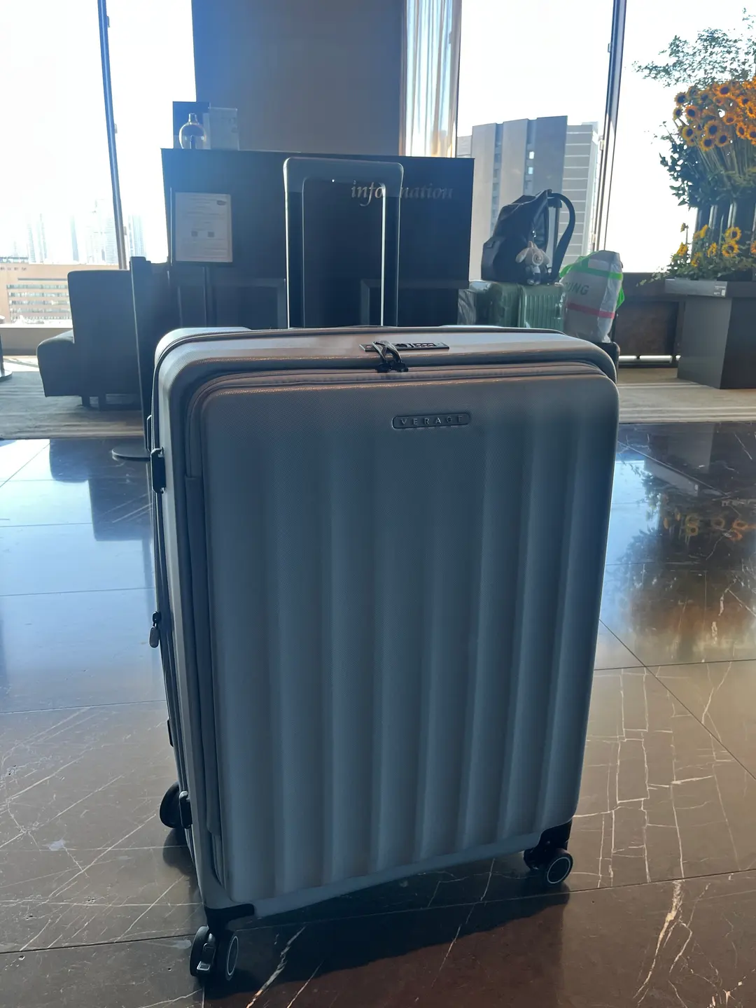 ホテル ロビーでの荷物預け