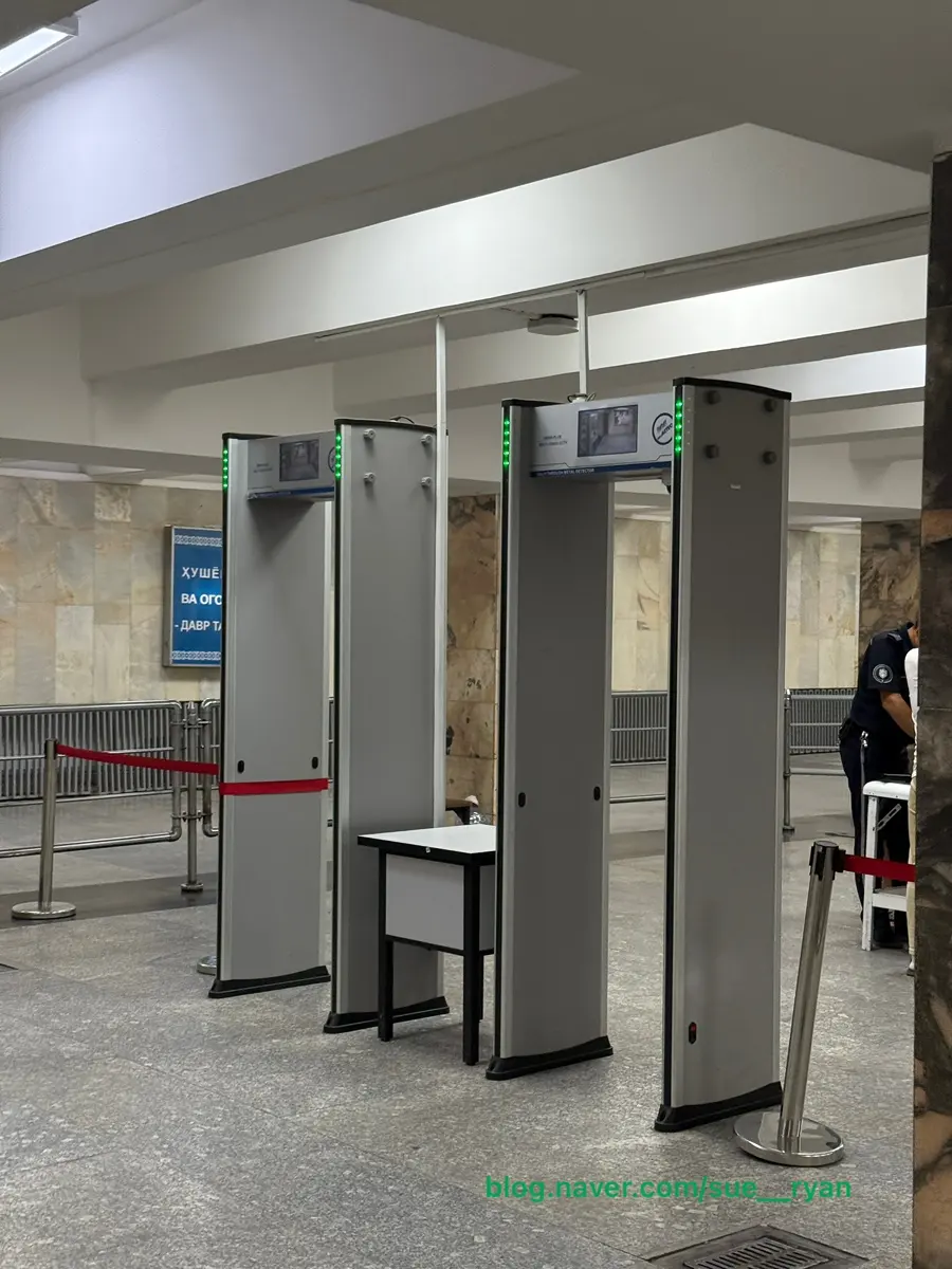 タシュケント地下鉄駅の保安検査