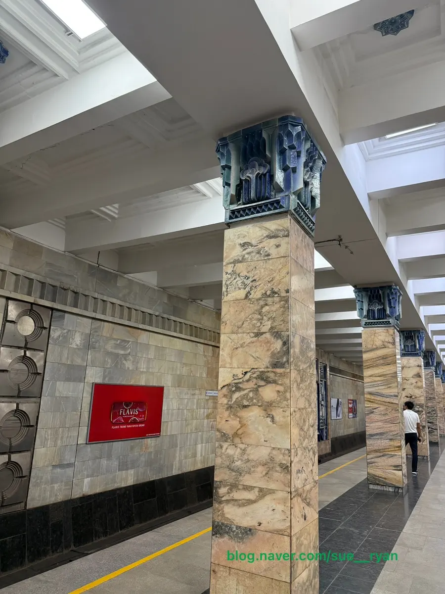 駅ホームのレトロな照明と意匠