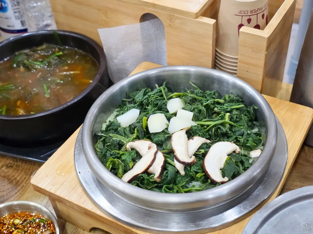 감자와 버섯, 어수리나물이 올라간 솥밥