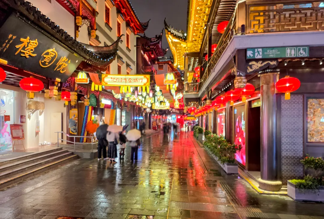 Stunning lantern displays at Yuyuan Garden