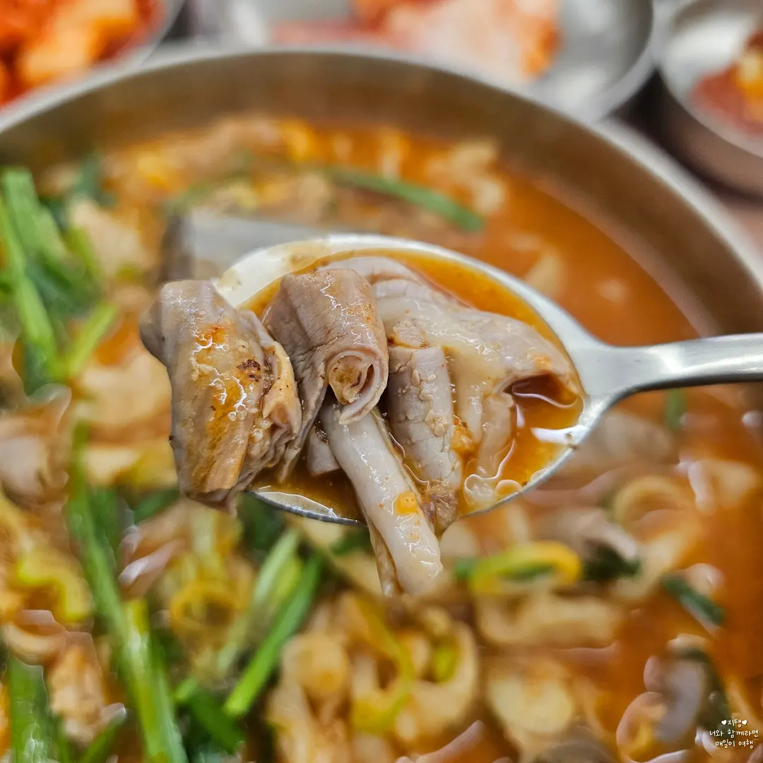 Palbok Sundae Eolkeuni Gopchang Kalguksu