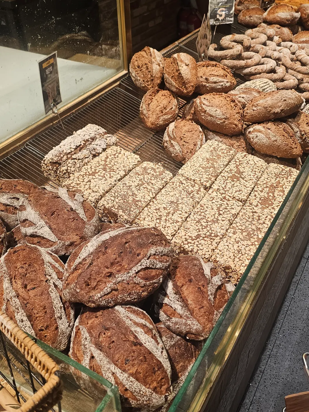 成心堂樂天百貨店麵包櫃位