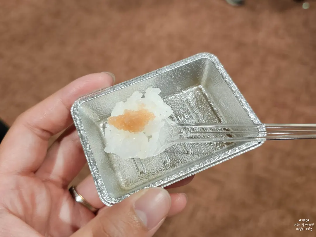 試吃品我一拿到就吃光光了,所以只有明太子的照片,但現場還有奶油夾心餅乾、巧克力、夾心餅乾等多種點心可以試吃喔!