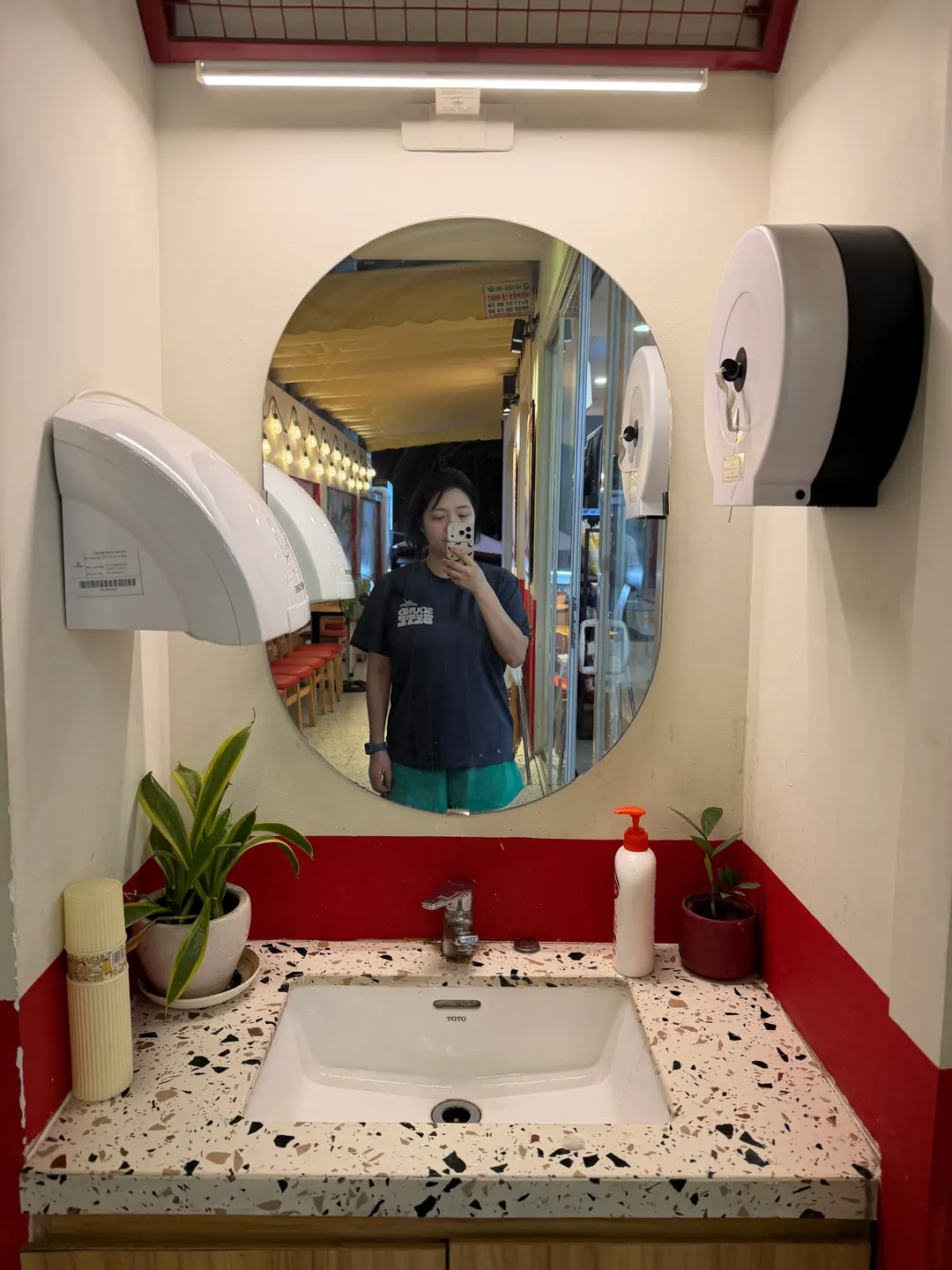 Handwashing sink