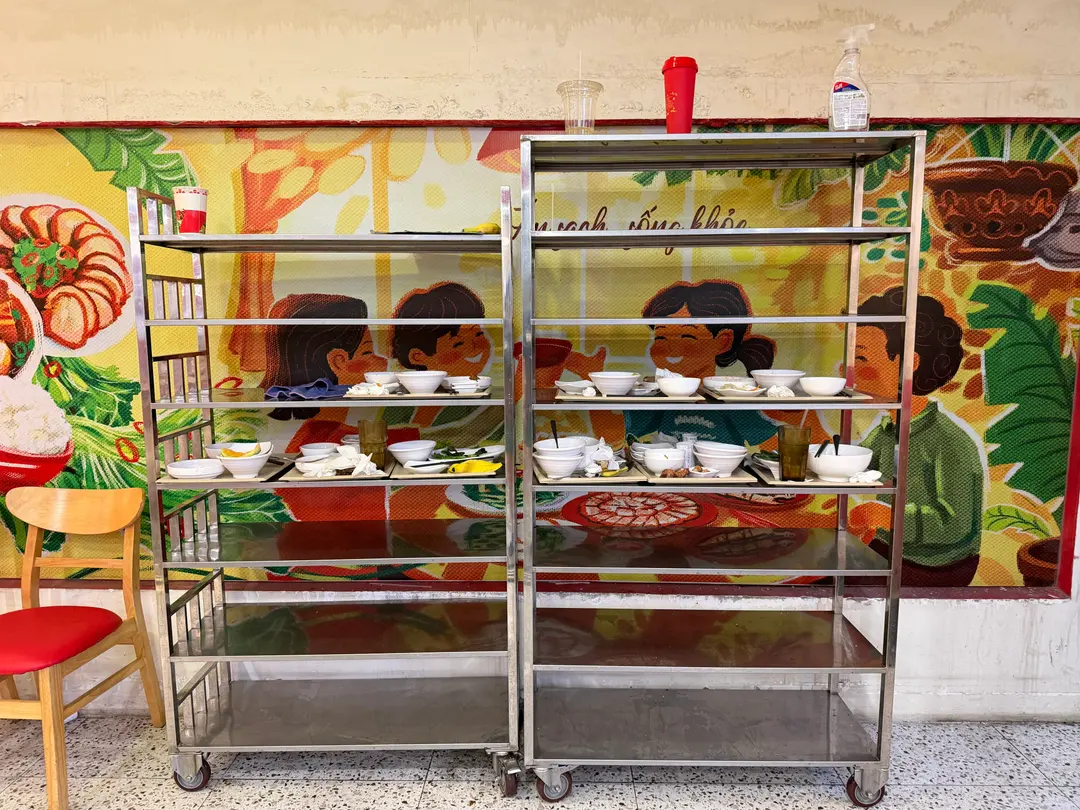 Tray return station