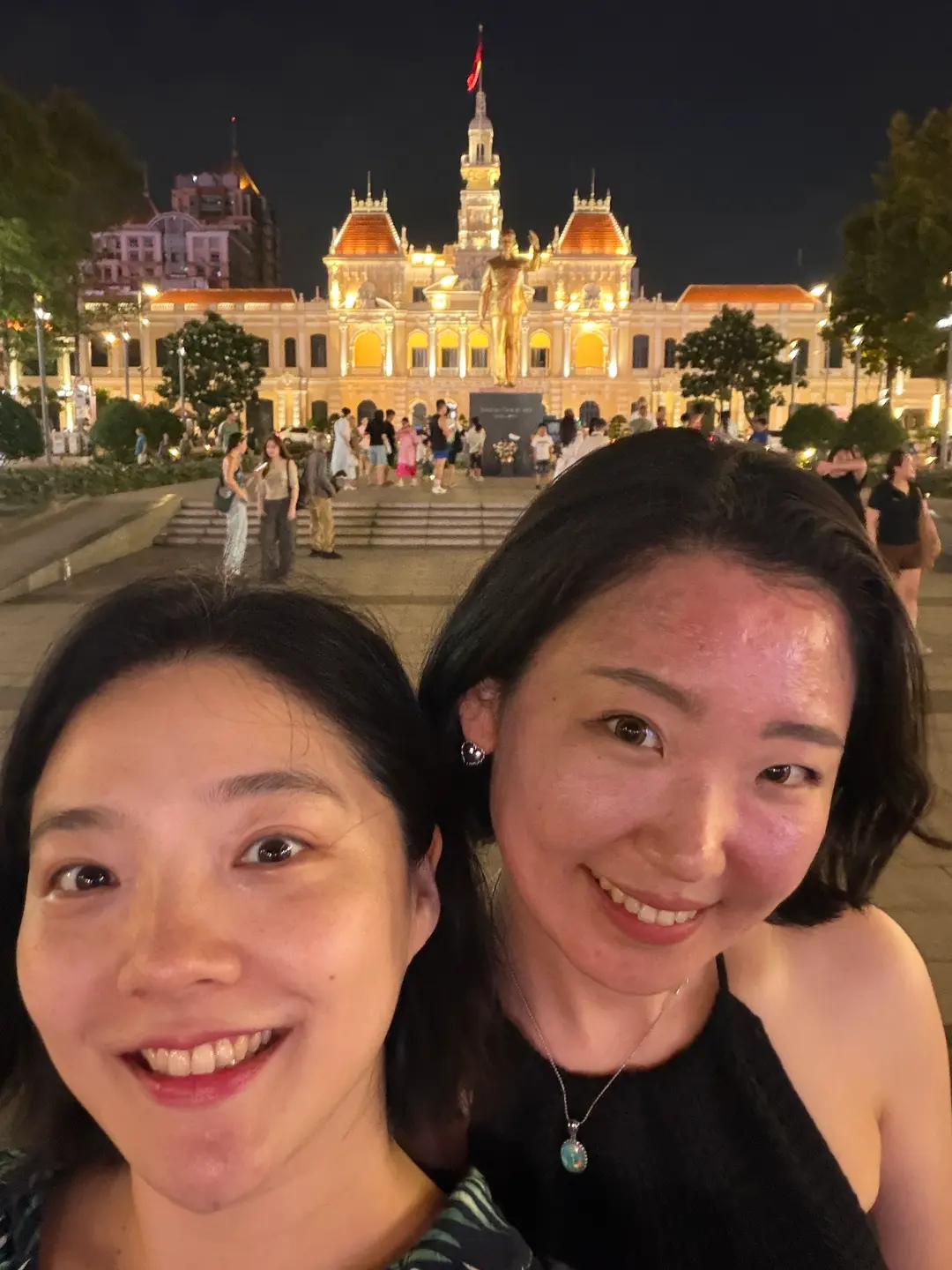 遊客在胡志明市人民委員會廳前合影
