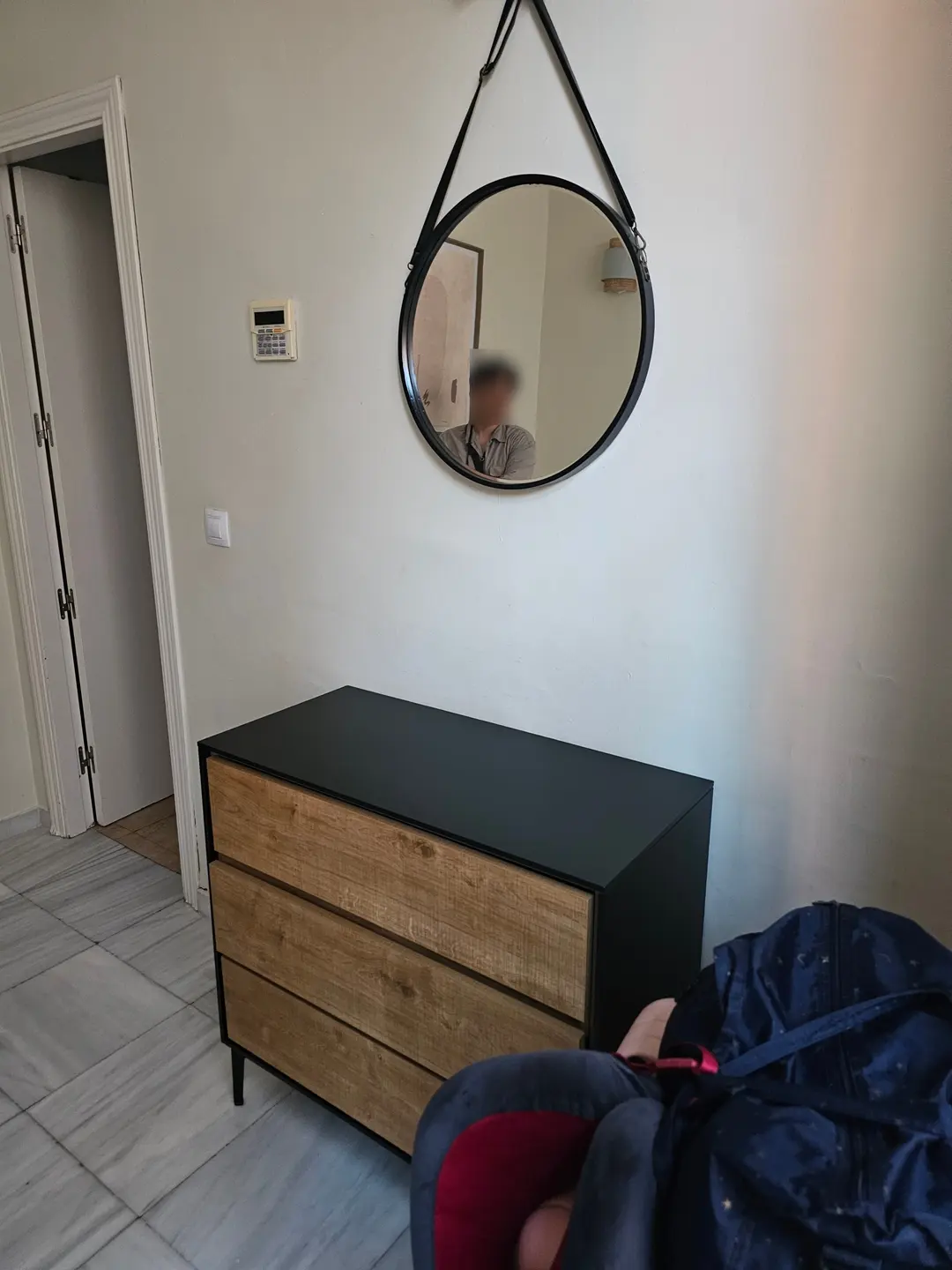 部屋の家具と鏡