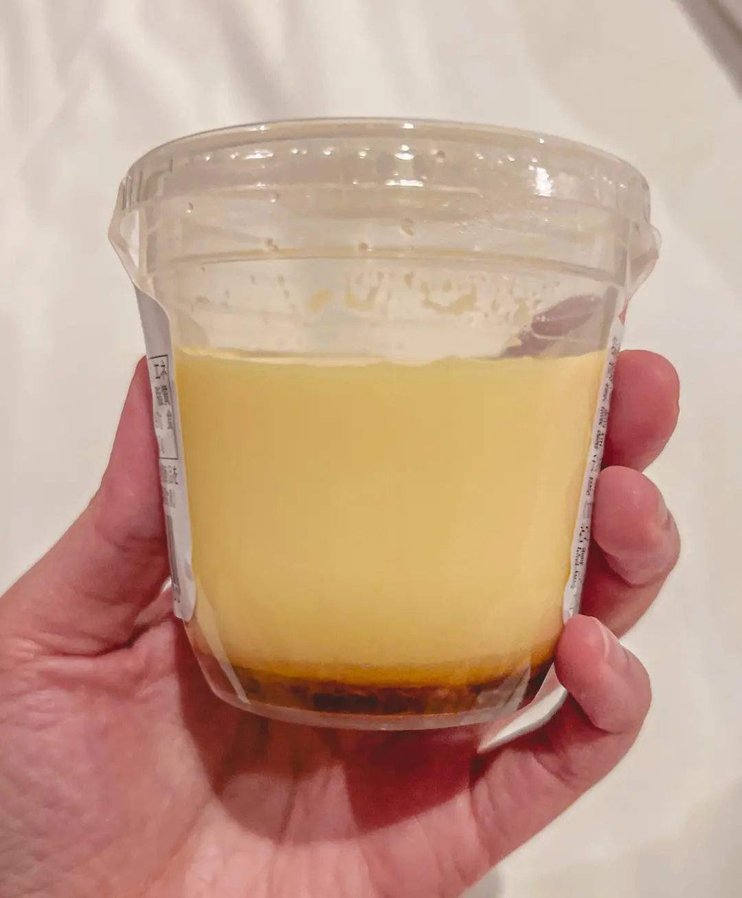 Pudding with loose plastic lid