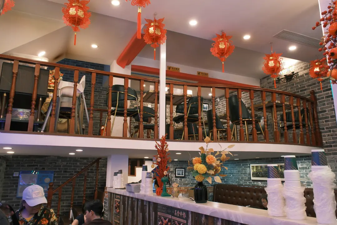 โต๊ะนั่งในร้าน