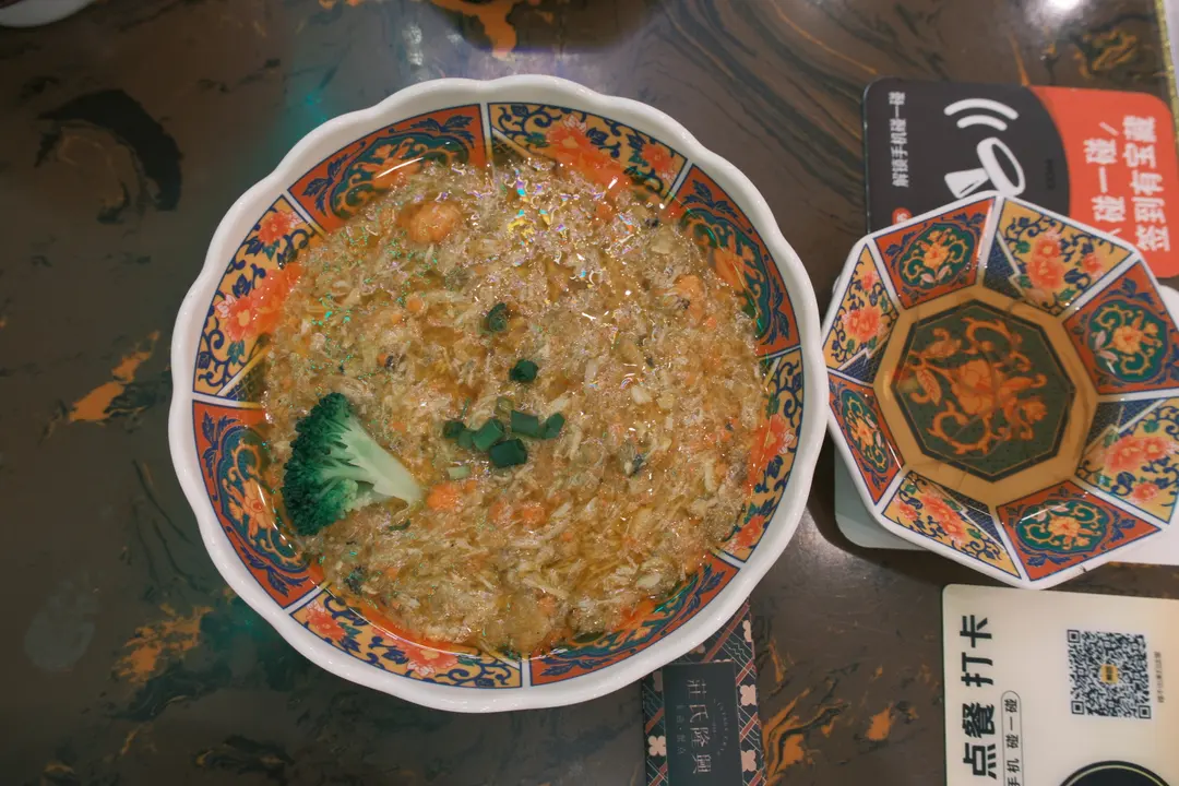 บะหมี่มันปูสีทองราดซอส