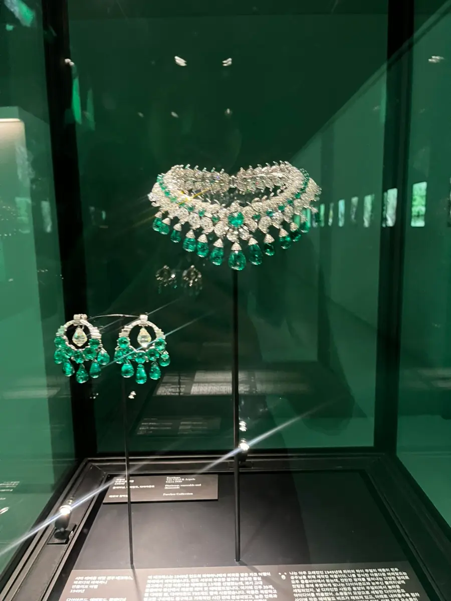 1949年にヴァン クリーフ&アーペル(Van Cleef & Arpels)がバローダ(Baroda)のマハラニ、シタ・デヴィのために制作したエメラルドとダイヤモンドのネックレス