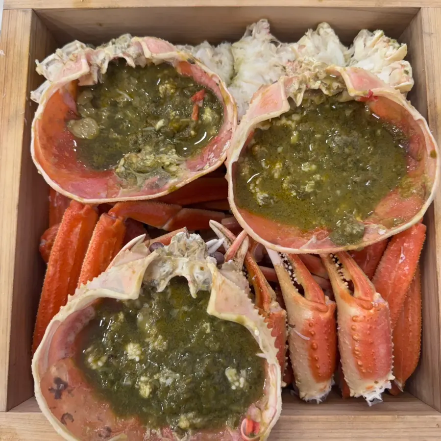 Steamed and pre-cut Parkdal snow crab platter