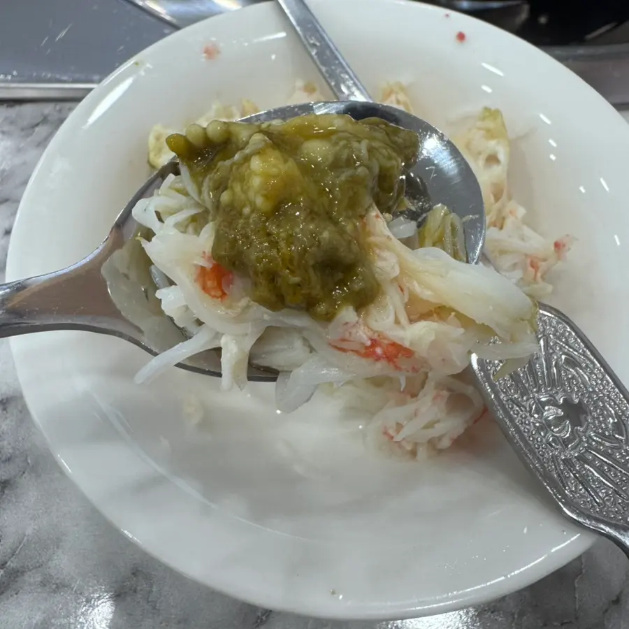 Dipping crab meat into the tomalley