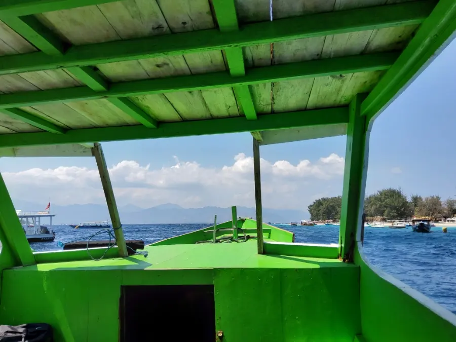 รูปถ่ายด้านในเรือหางยาวลำเล็กๆ ที่ฉันนั่งไปทัวร์ดำน้ำตื้นรอบเกาะกิลี