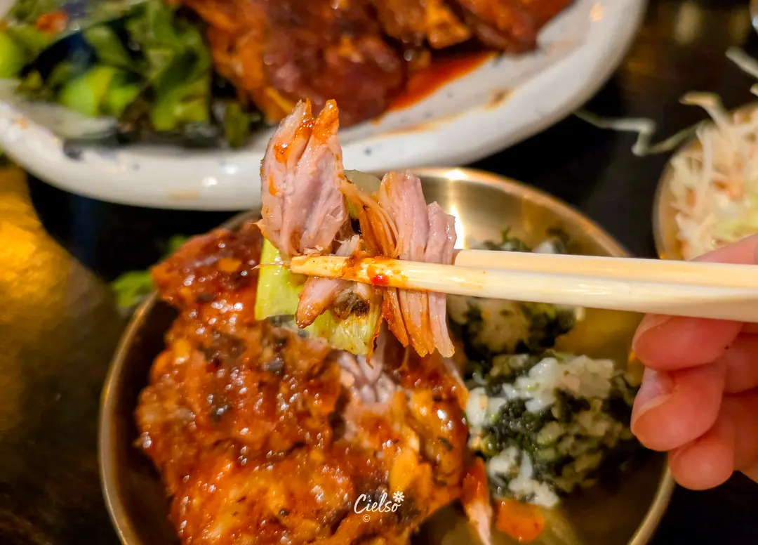 Pork ribs served with grilled green onions