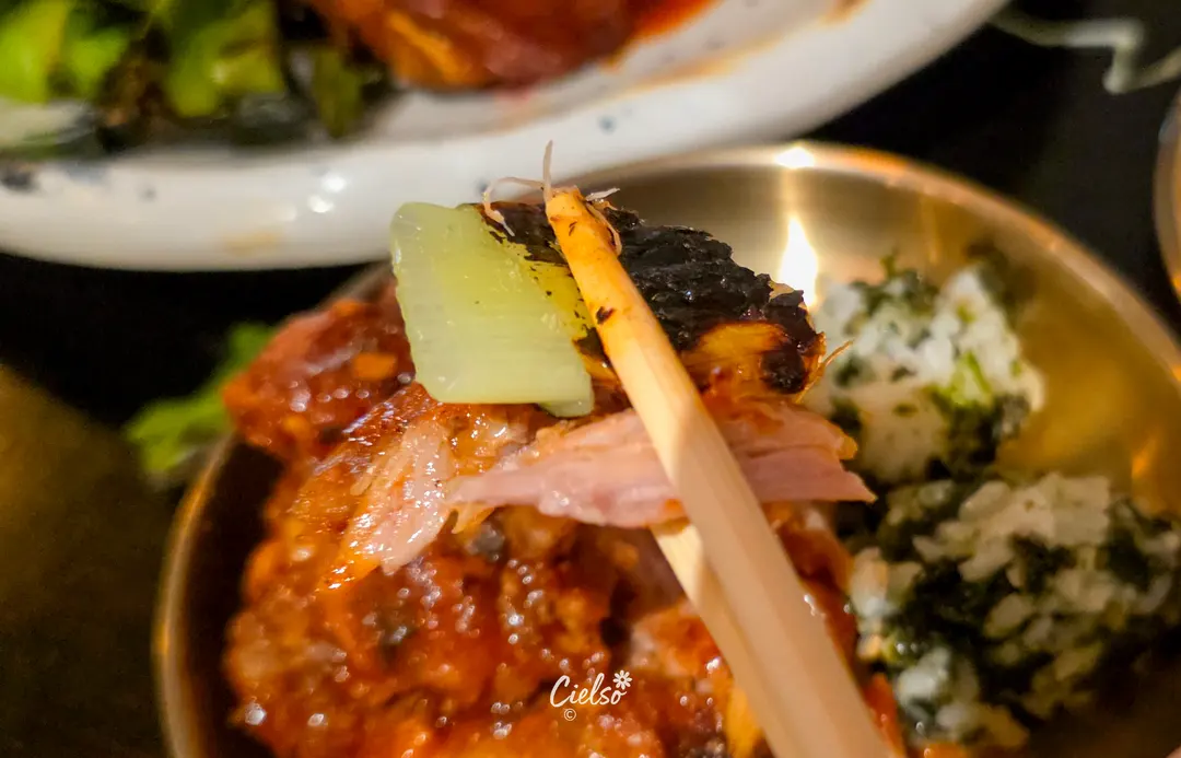 Wrapping pork ribs with grilled green onions