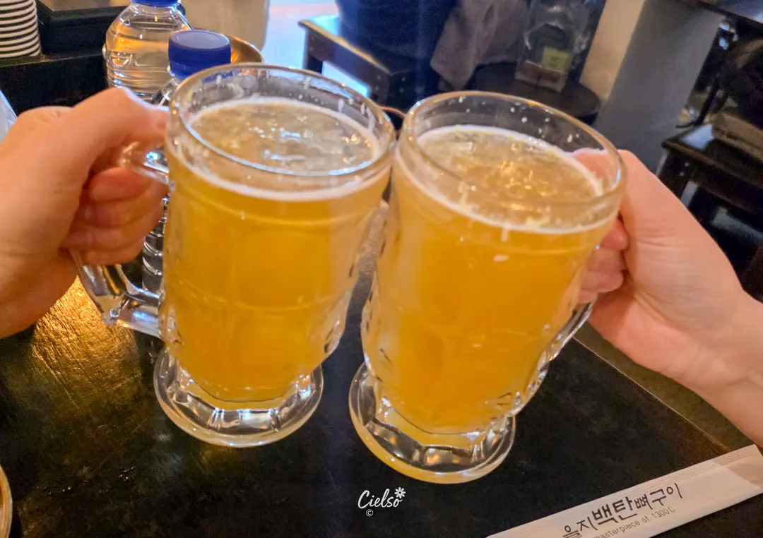 Refreshing lemon draft beer with lemon slices