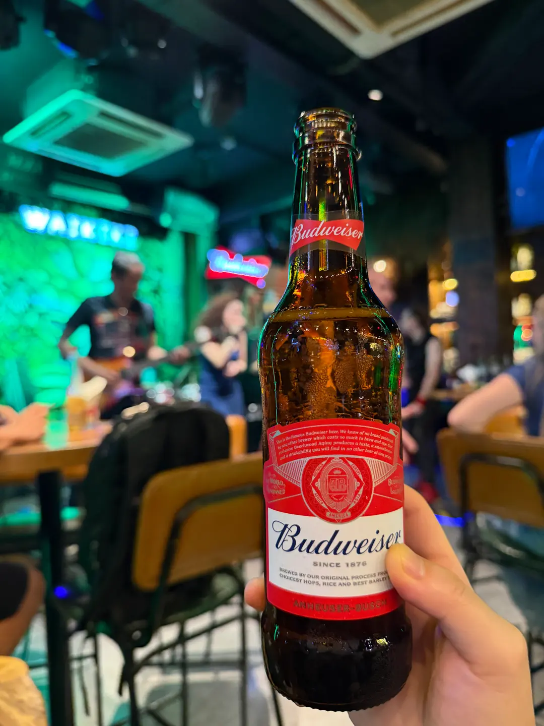 ワイキキバーのライブ演奏とビール