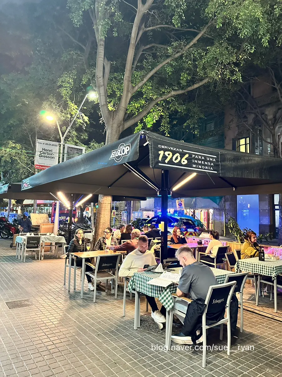 El Glop outdoor tables