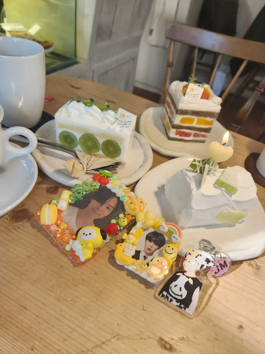 誕生日ケーキにキャンドルを灯す