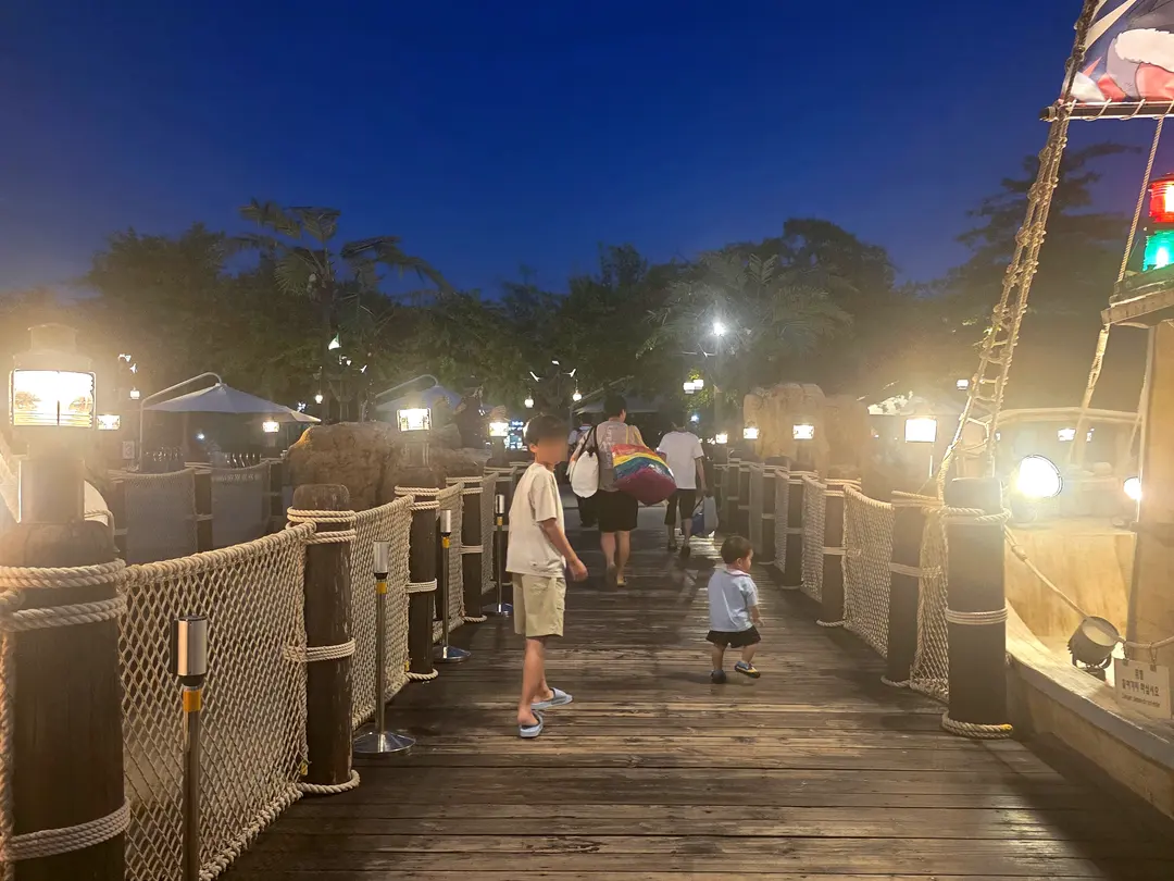 ถ้าเล่นน้ำที่ Caribbean Bay จนหนำใจแล้วยังมีแรงเหลืออยู่ ก็พุ่งตรงไป Everland เลย! ใช้ตั๋ว Golden Season ถึงวันที่ 30 ส.ค. แล้วเข้า Everland ฟรี!