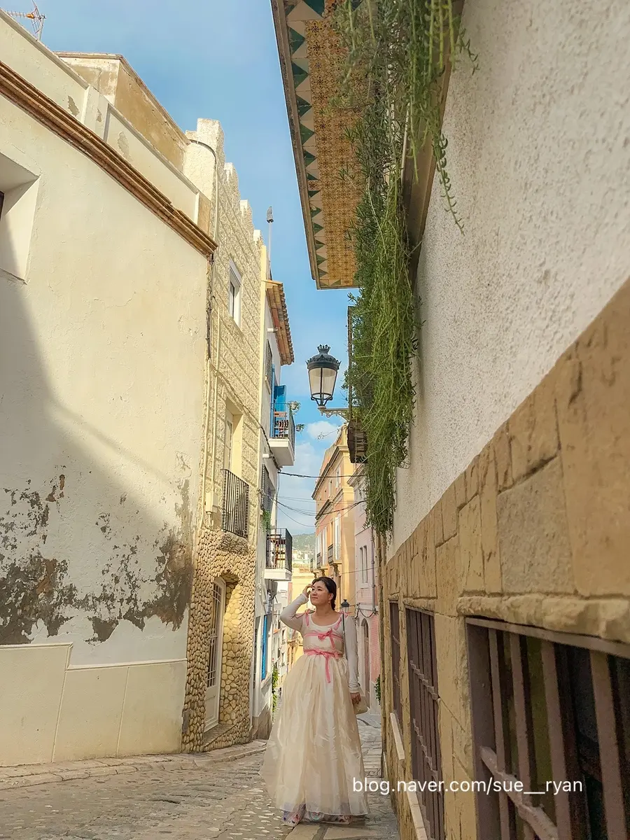 シッチェスの路地