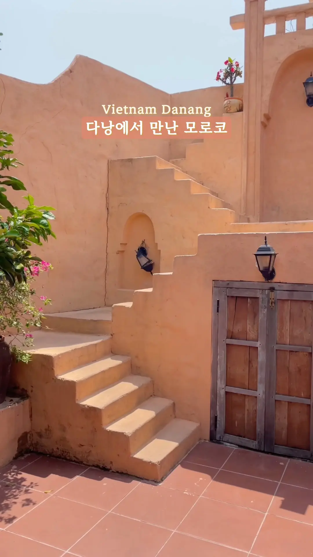 🇻🇳모로코풍 인테리어를 다낭에서 만나볼 수 있다니, 특별하지 않나요? ☕✨ Cửa Ngõ Cafe는 다낭 미케비치 근처에 위치한 감성가득한 인기카페에요 ☕️ 독특한 모로코풍 인테리어와 따뜻한 분위기로 현지인과 관광객 모두에게 사랑받는 곳이에요.💖 🚪 카페 정보 ▪️ 주소: 115 Tô Hiến Thành, Phước Mỹ, Sơn Trà, Đà Nẵng ▪️ 영업시간: 매일 06:00 ~ 22:00 #다낭 #하이라이트챌린지 #다낭카페 #다낭여행 #베트남여행 #카페투어 #해외여행 #끄어응오카페 #다낭에어컨카페 #다낭가볼만한곳