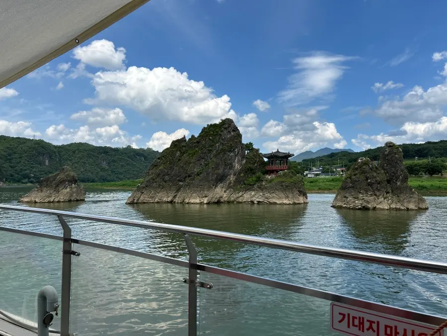 Dodam Sambong visible before cruise departure