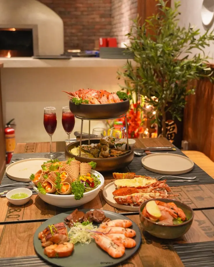 Da Nang Must-Visit Restaurant: All Seasons Seafood Buffet - Unlimited Lobster, Booking & Discount Tips