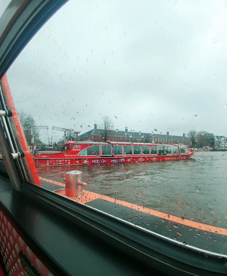 เรือล่องคลองอัมสเตอร์ดัมที่มีหลังคากระจก