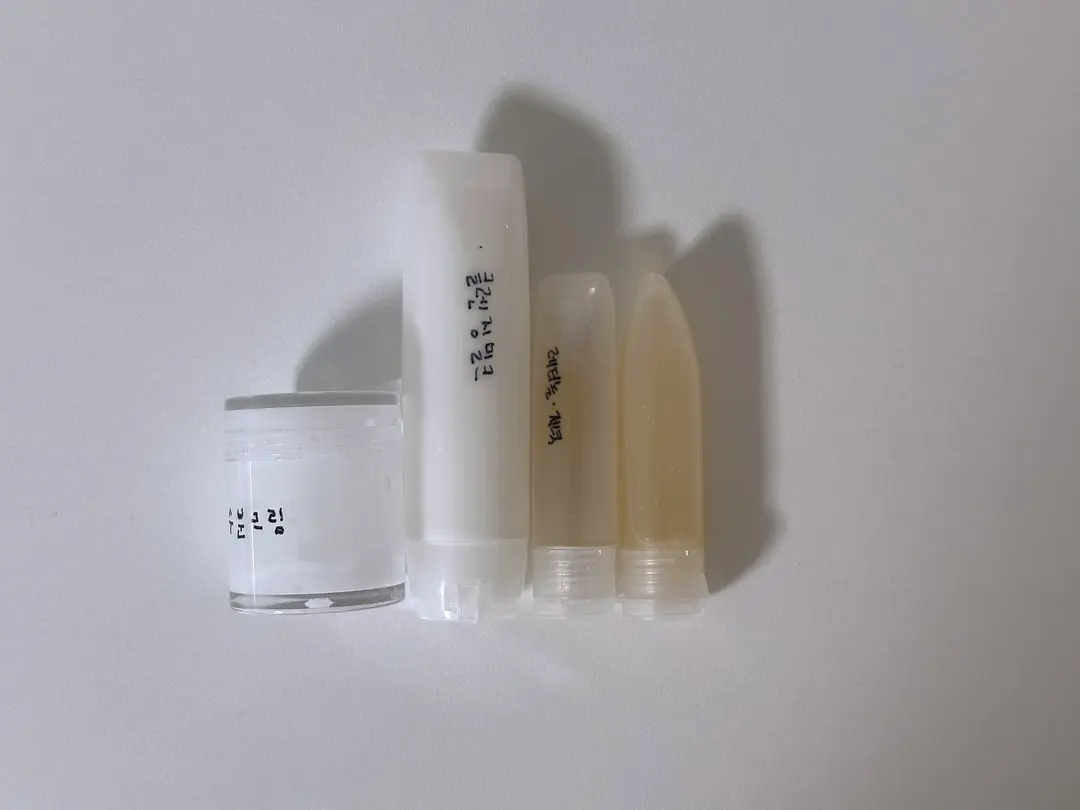 จากซ้าย: กล่องอะคริลิก 100 เยน, ขวดหลอดไซส์ M 150 เยน / ไซส์ S แพ็ก 2 ชิ้น 120 เยน