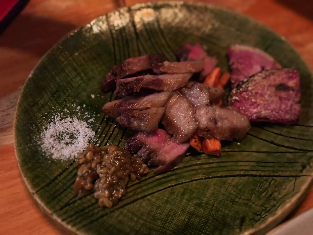 猪肉のグリルと日本酒