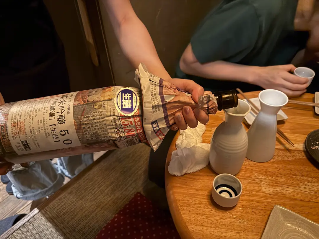 日本酒を注ぐ店主
