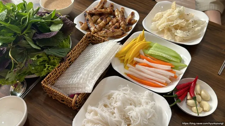 ร้านอร่อยเขต 2 โฮจิมินห์: Nem nuong di hong ที่ซองชีคยองยังต้องมา! แหนมเนืองเวียดนามคุ้มค่าสุดๆ