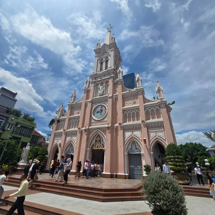 Da Nang Travel Must-Visit: Pink Church Mass Experience Review, Foreigner Mass Times, Photo Tips