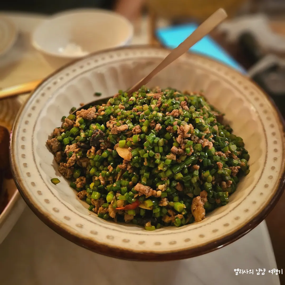 Taipei local restaurant Garlic Sprout Stir-fried Pork