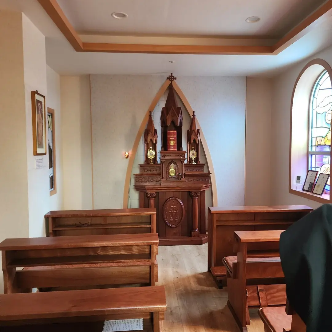 บรรยากาศสงบใน Adoration Chapel