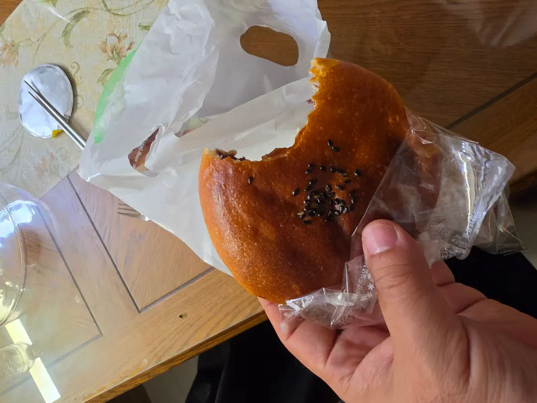 フィナンシェソンジョンの米粉あんパンの断面