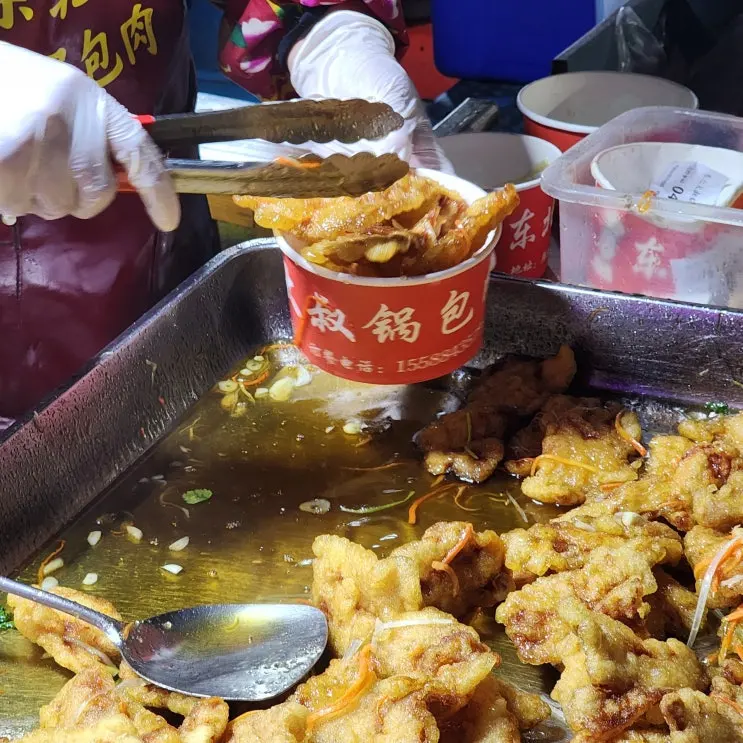 ร้านกั่วเปาโรว Dongbueojeossi ที่ตลาดกลางคืน Hanlefang เว่ยไห่