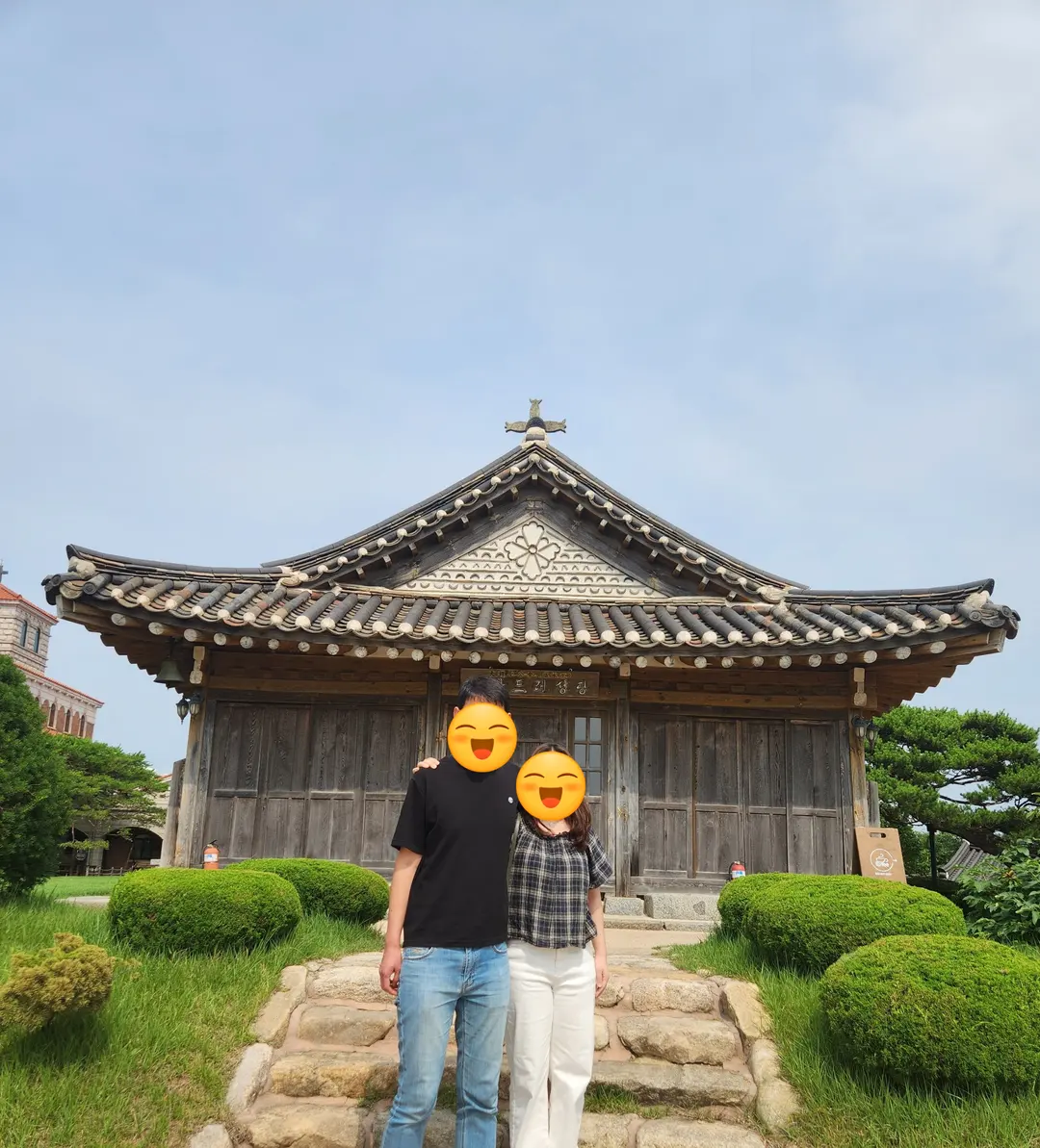 คู่รักถ่ายรูปกับโบสถ์ฮานอก