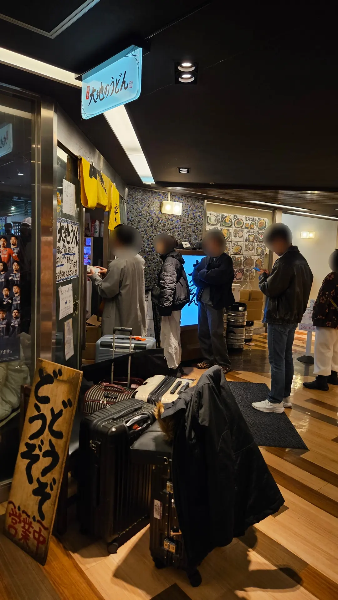 캐리어는 문 앞에 두고 들어가요