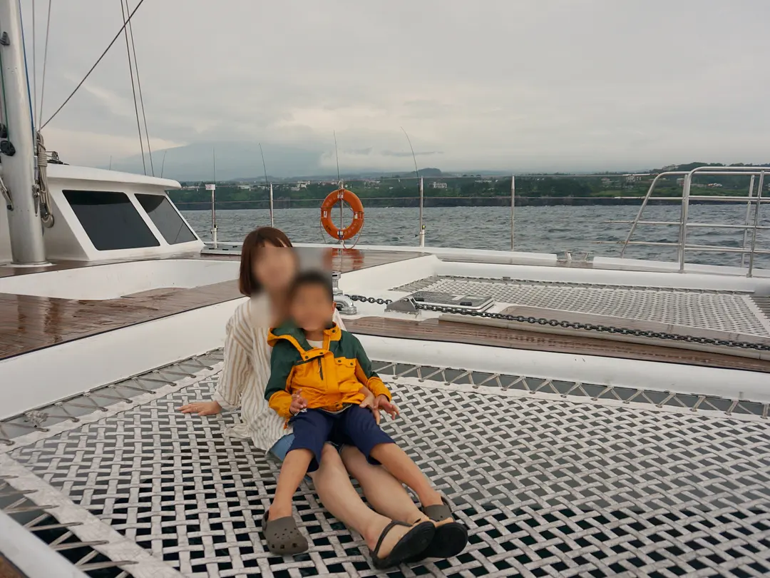 นั่งชิลบนตาข่ายดาดฟ้าเรือ รับลมทะเลเย็นๆ ยามเย็น และพูดคุยกันอย่างเป็นกันเอง