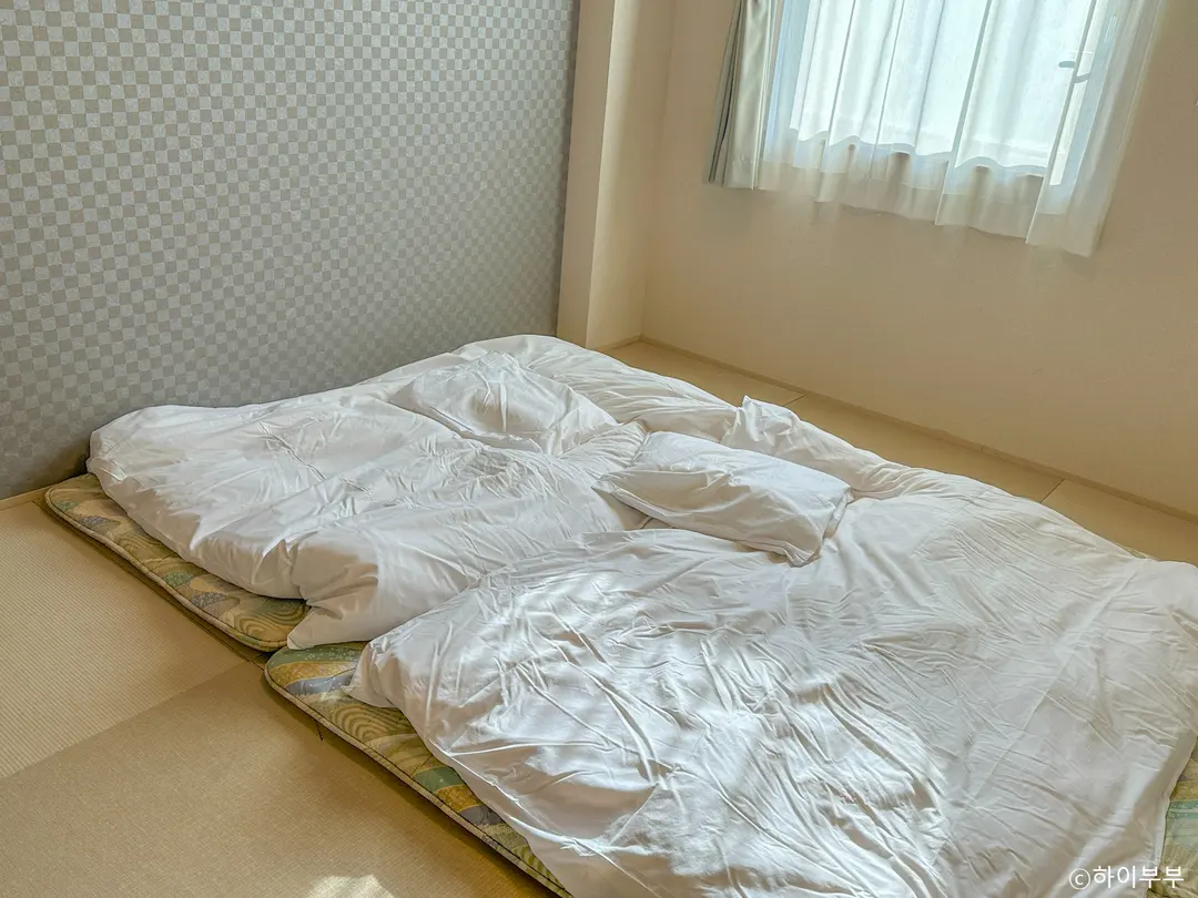 Tatami room with bedding laid out horizontally