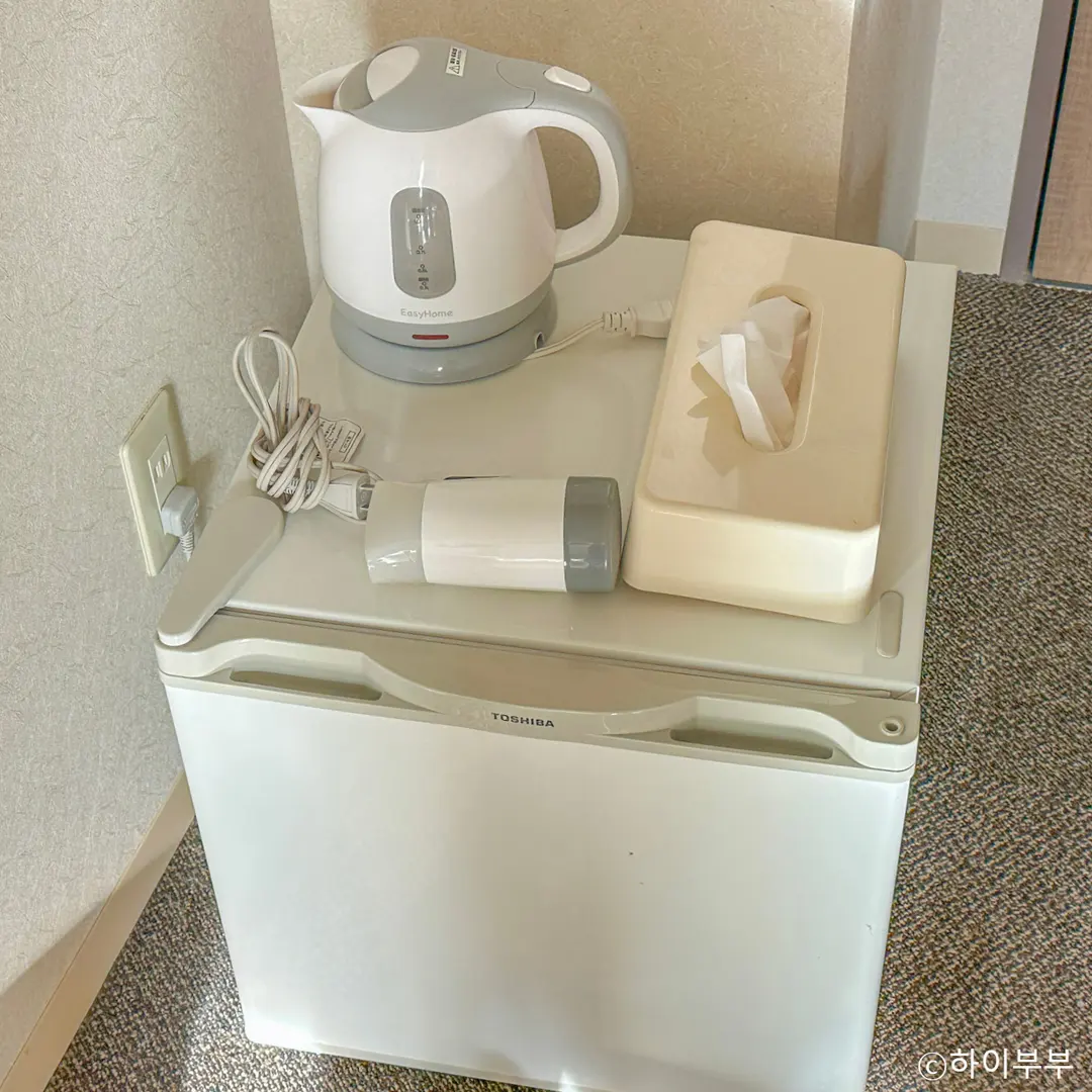 Room amenities including refrigerator and kettle